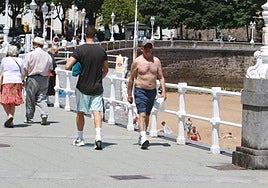 Como si fuera agosto: Asturias recibe al calor con playas y terrazas llenas