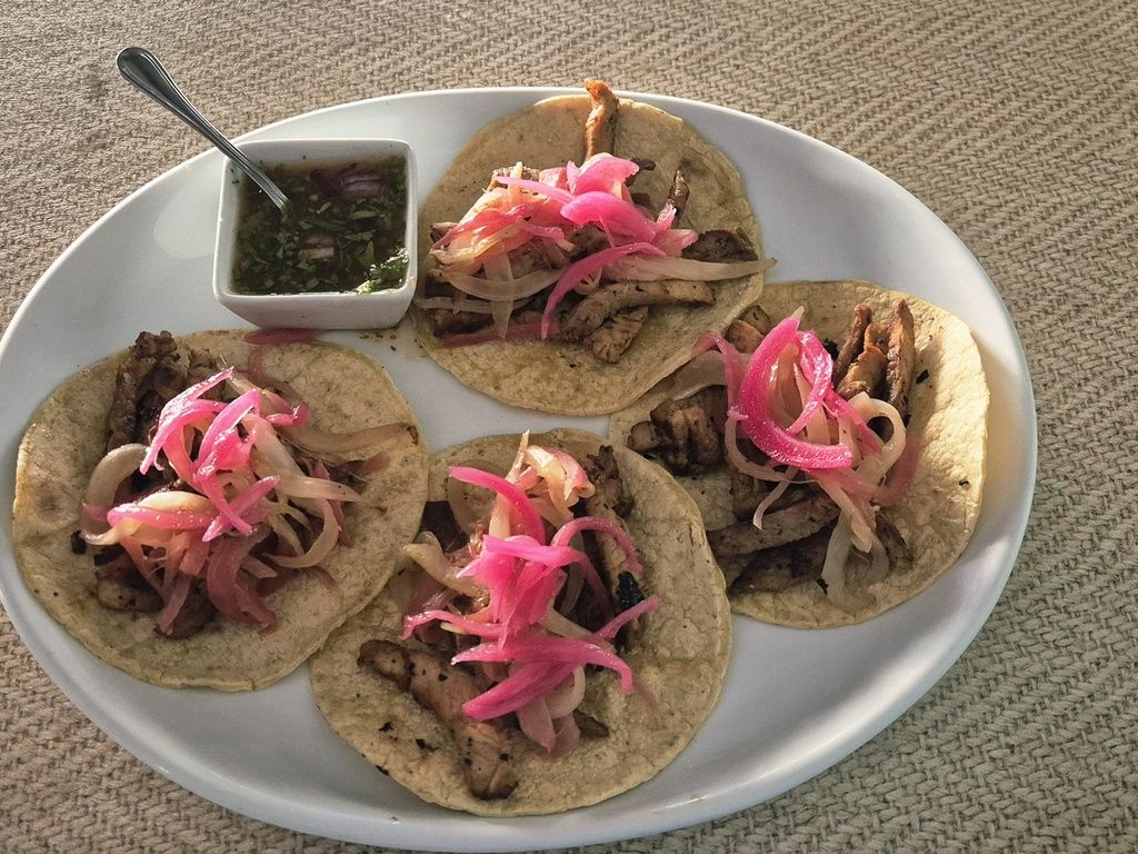 Carne de cerdo, marinada en limón y recado blanco (pimienta negra, pimienta de Jamaica, orejano, ajo, clavo, canela), acompañado con un salteado de cebolla morada y cebolla blanca, se acompaña también con salsa de Chile habanero (limón, cebolla y chile)