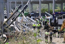 Así ha quedado la nave donde se produjo el accidente en Coaña.