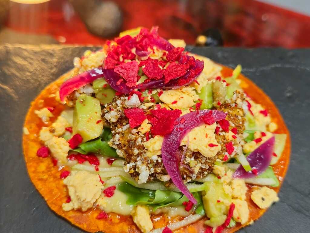 Tortilla fuego (roja), totopos rojos, langostinos, hummus de verdinas, miel IGP asturiana trufada, afuega'l pitu roxu, manzana asturiana, ponzu, soja, tonkatsu, rúcula, airbag de cerdo, pan rallado, shichimi, aguacate y cebolla encurtida
