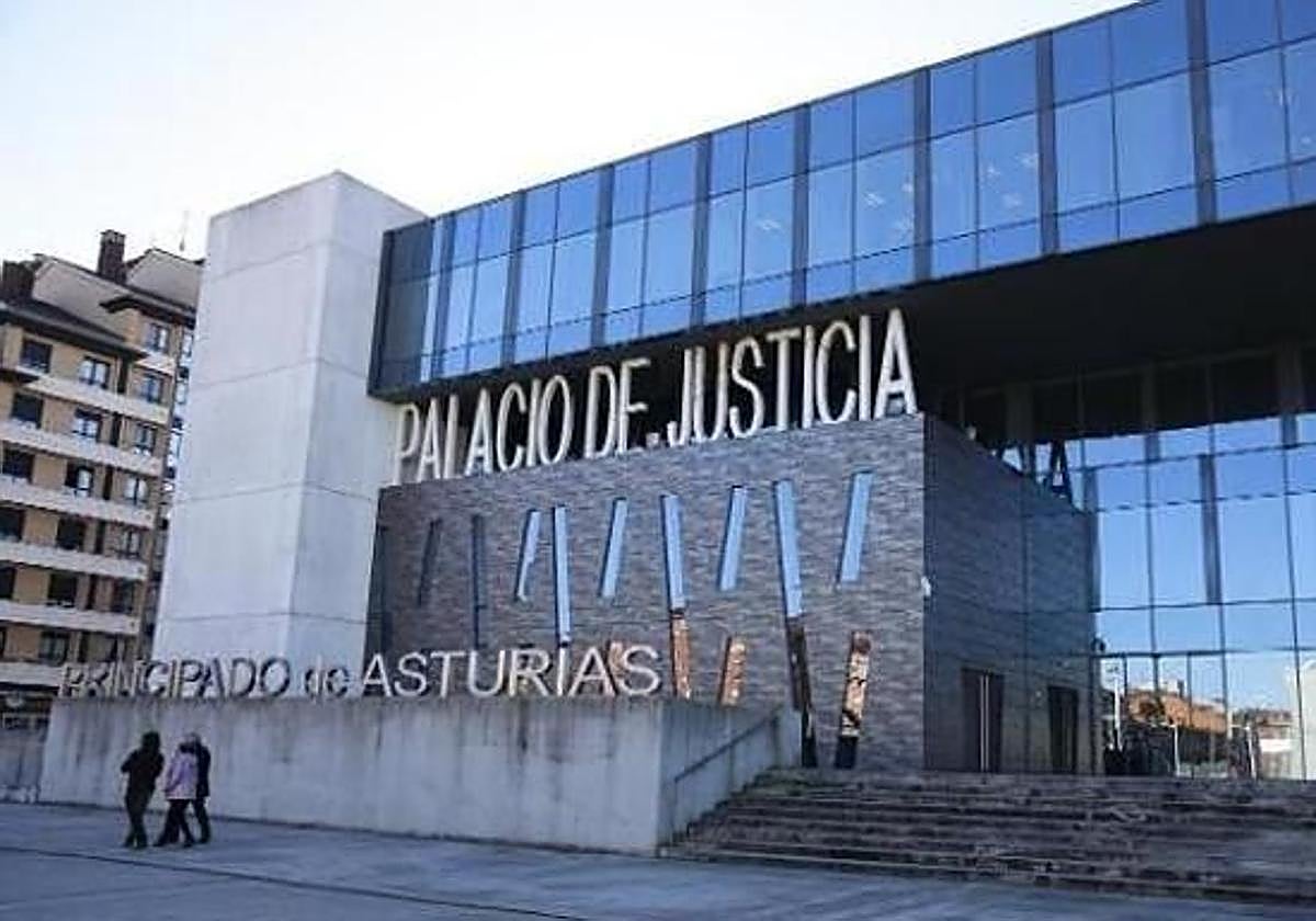 Una mujer acepta 5 años de cárcel por intentar asesinar a su expareja prendiendo fuego al coche en el que dormía