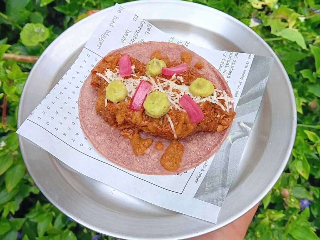 Paleta de cerdo, tomate, cebolla, ajo, chile pasilla, chile guajillo, chile chipotle, orégano seco, vinagre de manzana, agua, sal, pimienta negra, mango, habaneros, cilantro, salsa bbq, queso Casín, aguacate, cebolla morada y azúcar