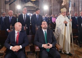 Juan Cofiño y Adrián Barbón, en primera fila, durante la homilía de 2023. La última a la que acudió el presidente autonómico.