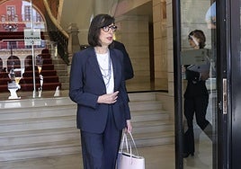 Nieves Roqueñí, presidenta de la Autoridad Portuaria de Gijón, este jueves, a la salida del Ayuntamiento, tras reunirse con la alcaldesa Carmen Moriyón.