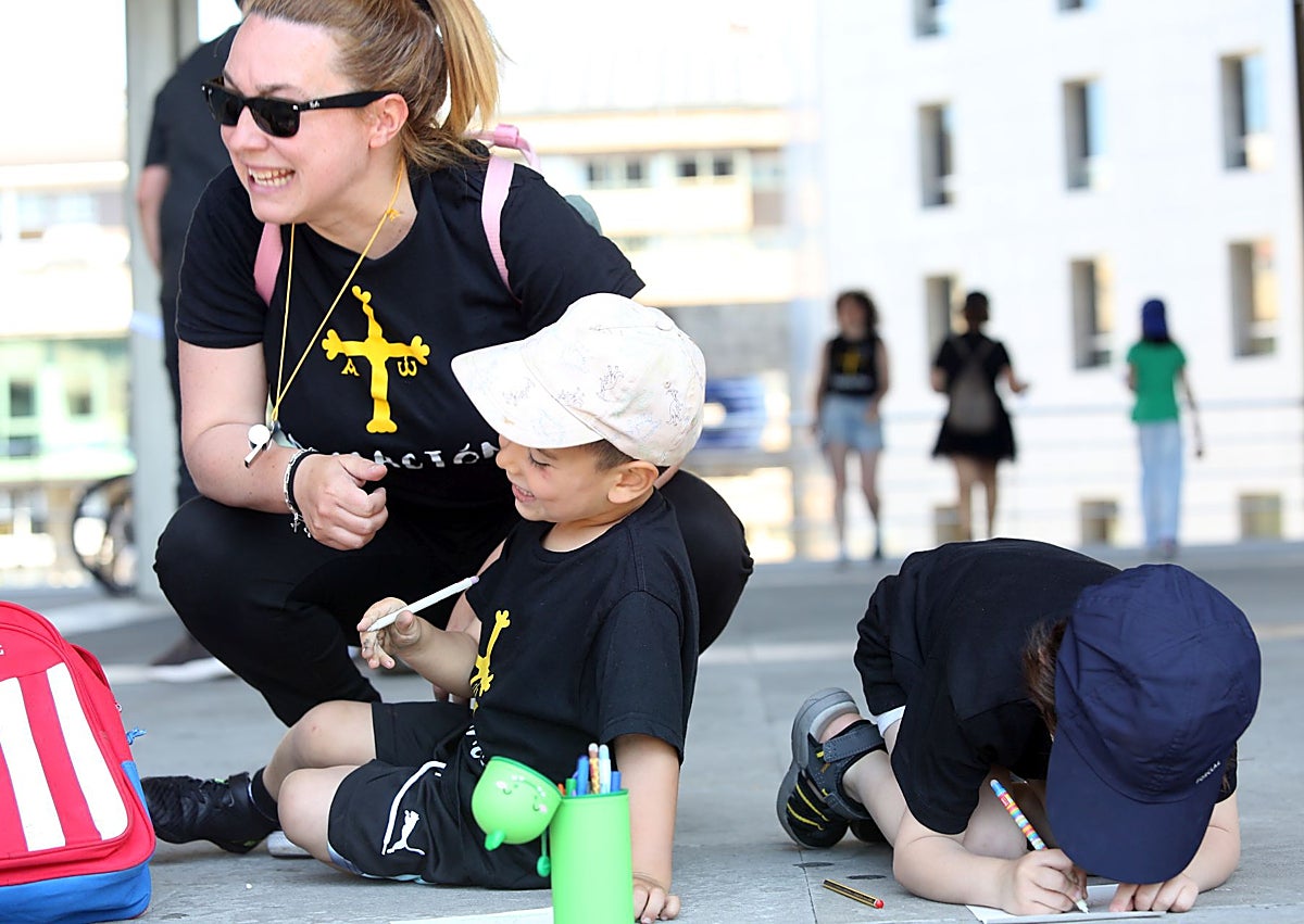 Imagen secundaria 1 - Claustro de la Gesta, unos pequeños en las protestas y maestras firmando sus cartas. 