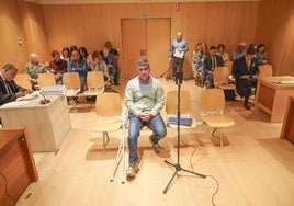 Omar López, en el banquillo, con familiares de las víctimas sentados en el primer banco tras él, a su derecha.