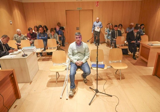 Omar López, en el banquillo, con familiares de las víctimas sentados en el primer banco tras él, a su derecha.