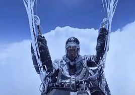 El parapentista chino en las alturas.