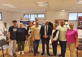 Representantes de la asociación Centro Cultural 'La Balada' y el concejal de Servicios Sociales, Guzmán Pendás.