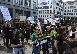 Protesta de los docentes ayer en la Plaza de España, en Oviedo.