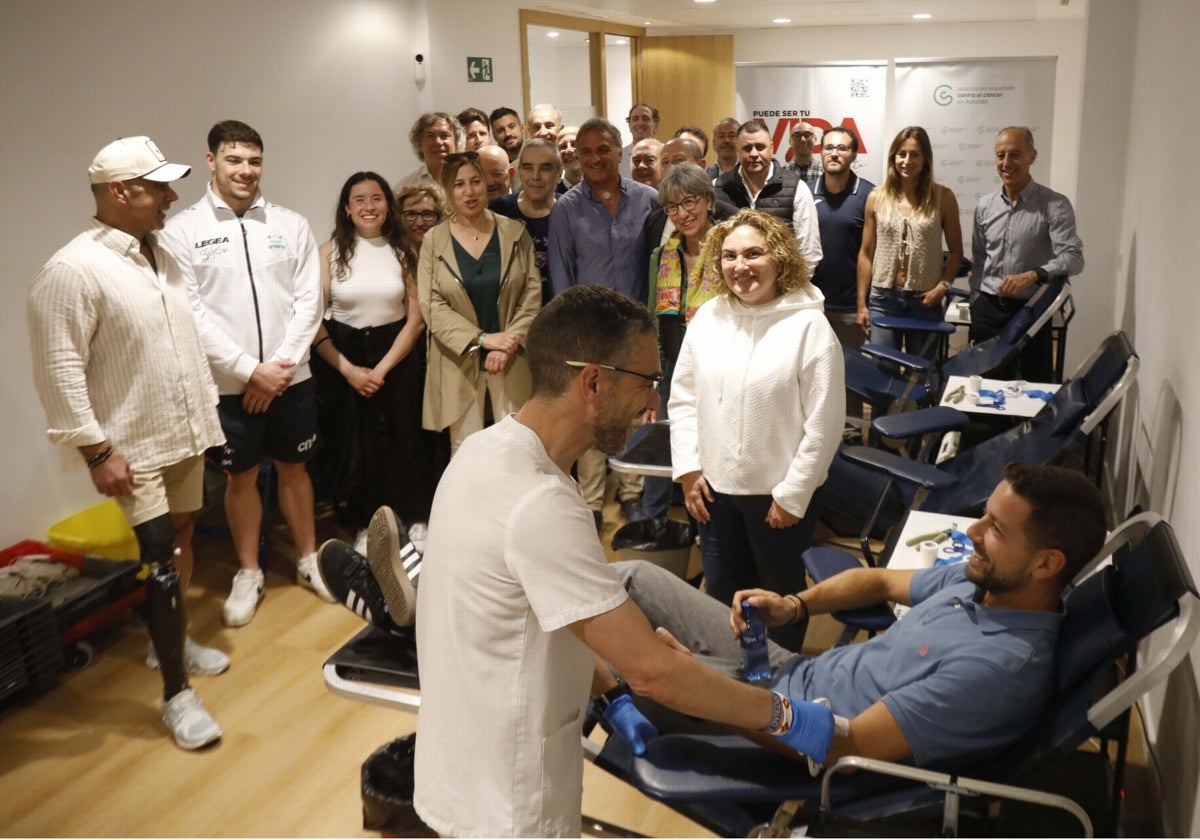 Representantes del mundo del deporte local, en la sala habilitada para donaciones en la sede de la Asociación contra el Cáncer. En primer término, Daniel Juan Noval, donando sangre, y Julia Cerrillo (con sudadera blanca).