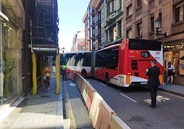 Un autobús gira desde San Bernardo hacia Munuza, con varios coches detenidos en un semáforo.