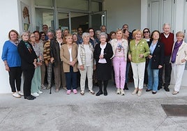 Una representación de los vecinos de la asociación San Julián de Somió posan orgullosos delante del centro social vecinal al que acuden asiduamente.