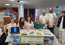 Profesionales del servicio de Neumología, en la mesa informativa que montaron ayer en Cabueñes.