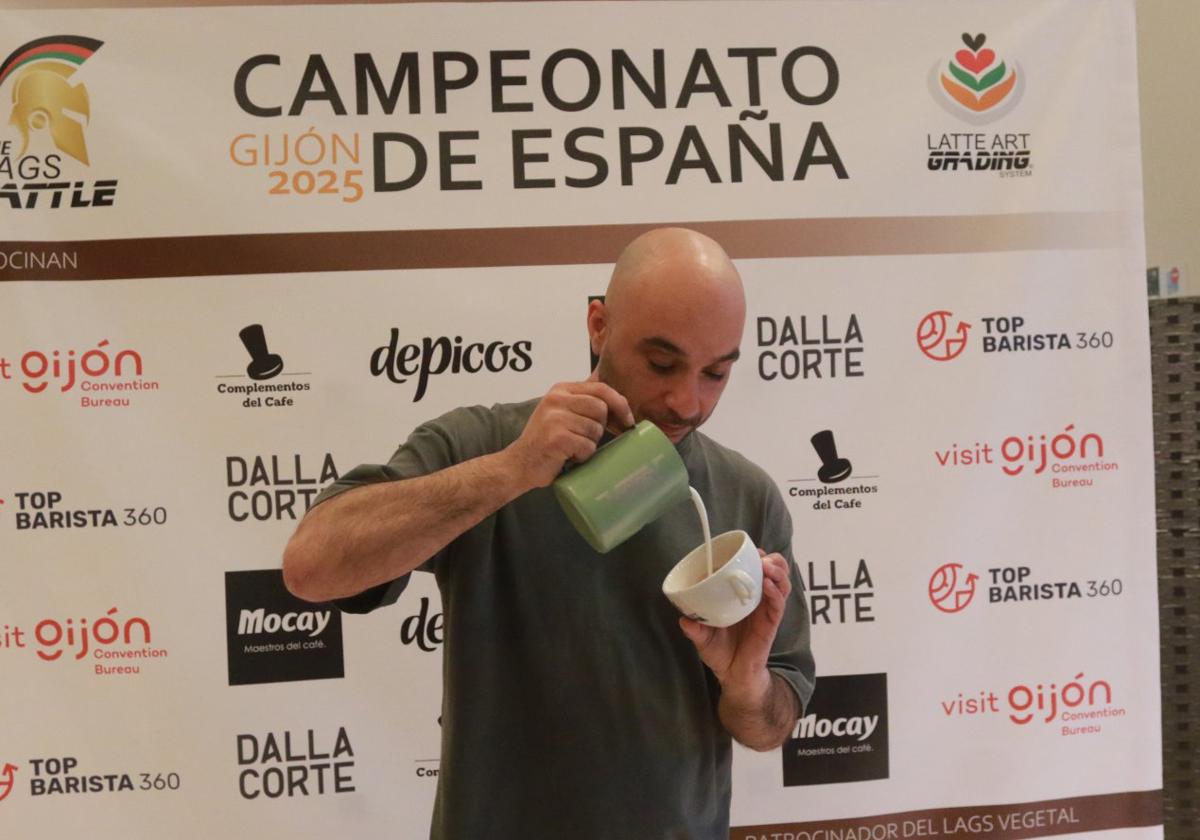 Giuseppe Musiu decora un café en Gijón.