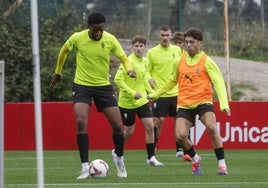 Kembo, protegiendo un balón ante Nacho Méndez durante un entrenamiento.
