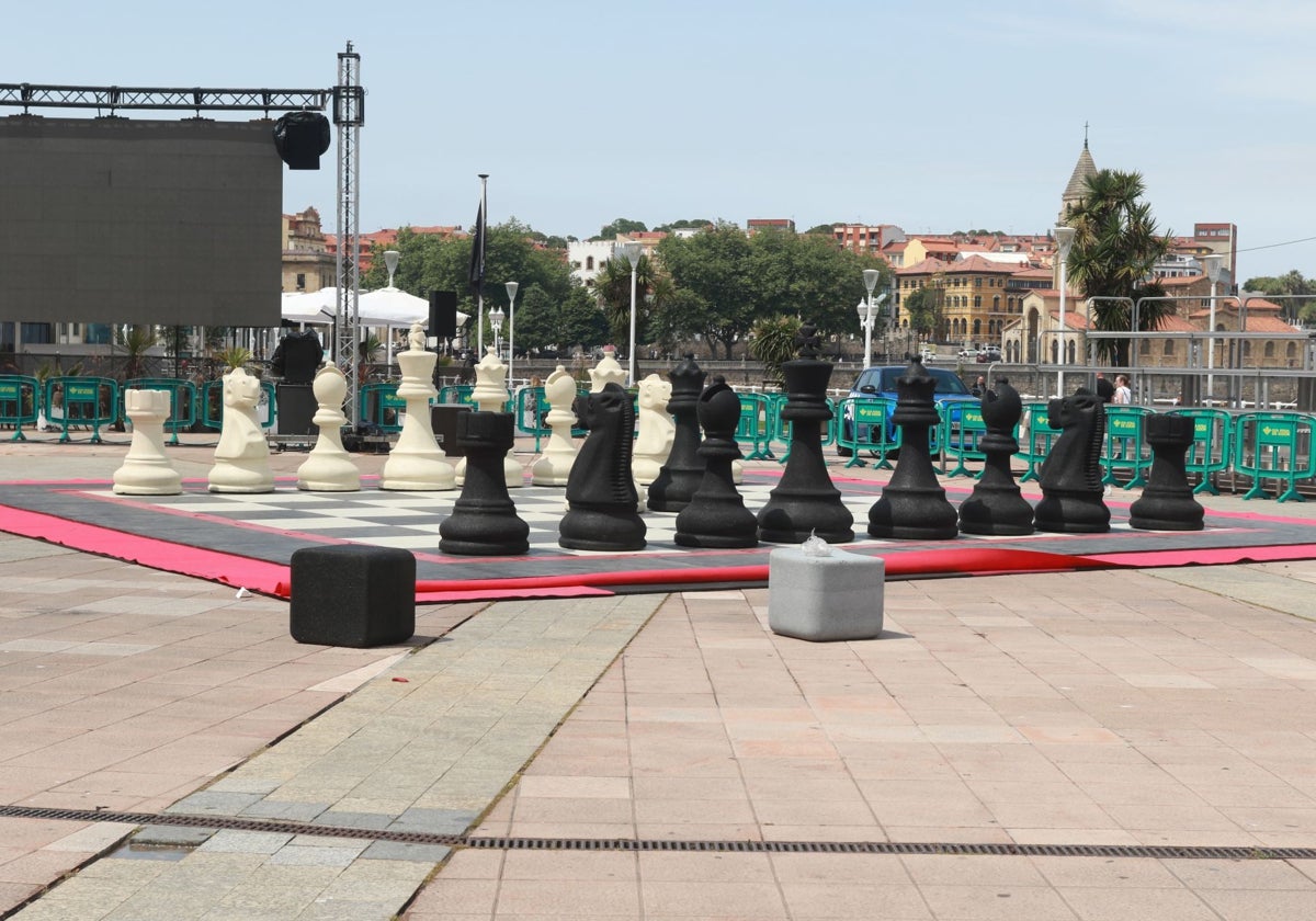 Tablero de ajedrez con piezas de grandes dimensiones montado en el Náutico donde este sábado se celebrará una competición escolar.