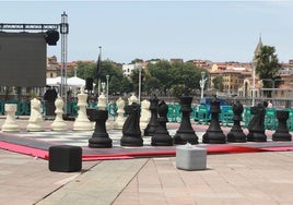 Tablero de ajedrez con piezas de grandes dimensiones montado en el Náutico donde este sábado se celebrará una competición escolar.