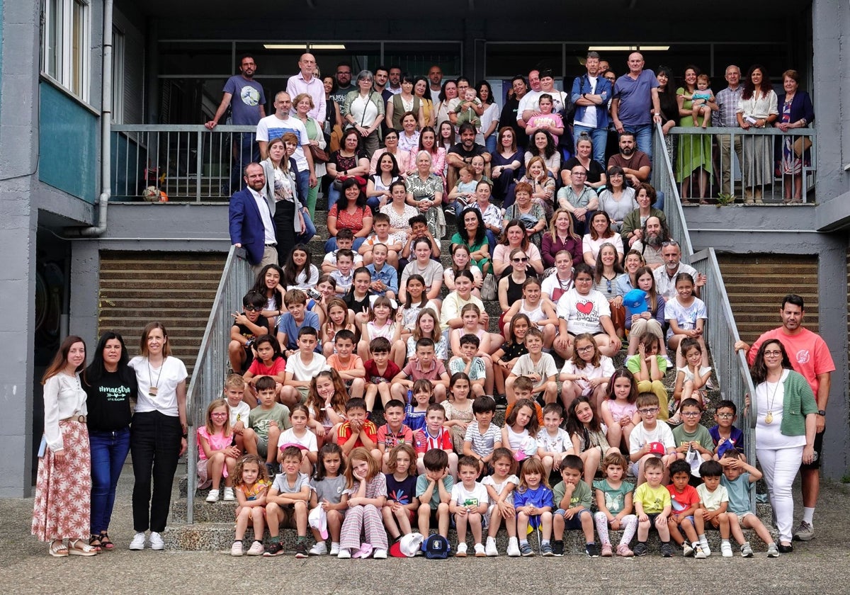 Los alumnos del CP El Plaganón, con la comuniidad educativa y el alcalde.