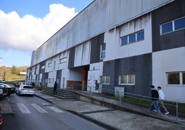 Fachada del campo de fútbol de El Bayu, en Pola de Siero.