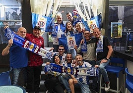 Los aficionados del Real Avilés, preparados para dejarse el alma animando al equipo esta tarde.