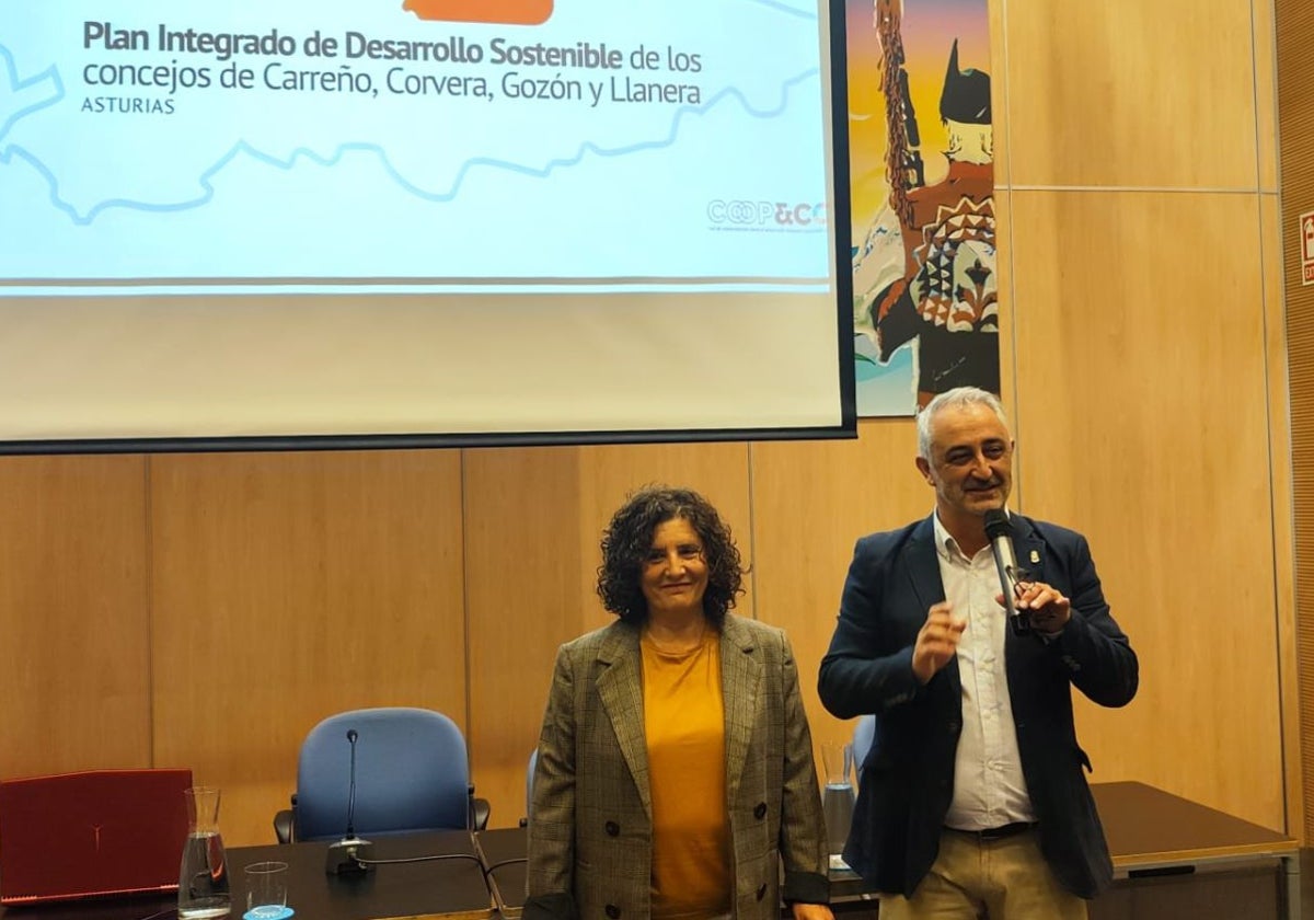 Beatriz González, viceconsejera de Derechos Ciudadanos, y el alcalde de Carreño, Ángel García