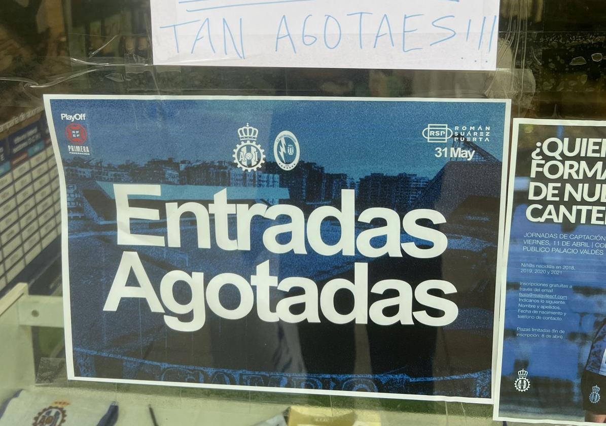 Cartel de 'entradas agotadas' en la tienda del Real Avilés.