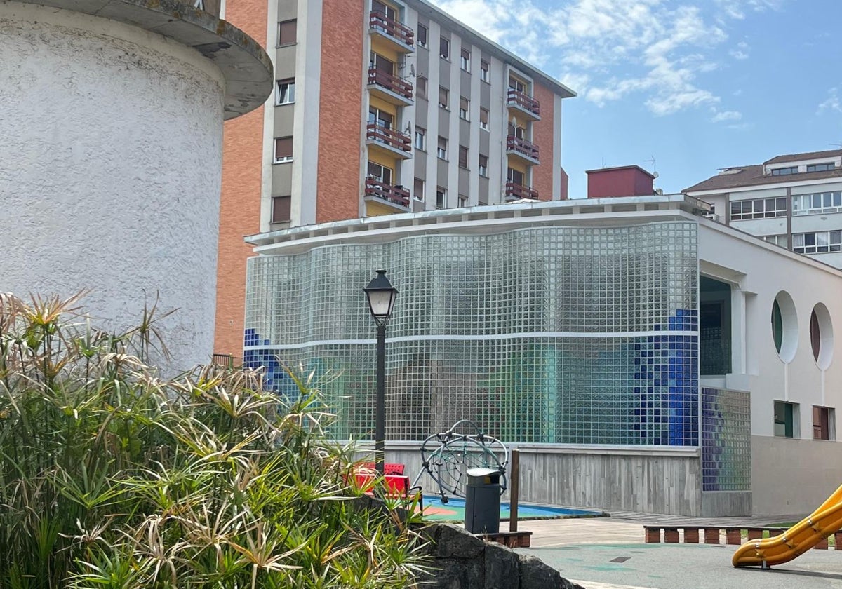 Al fondo, la nueva escuela de 0 a 3 años de Pola de Siero.