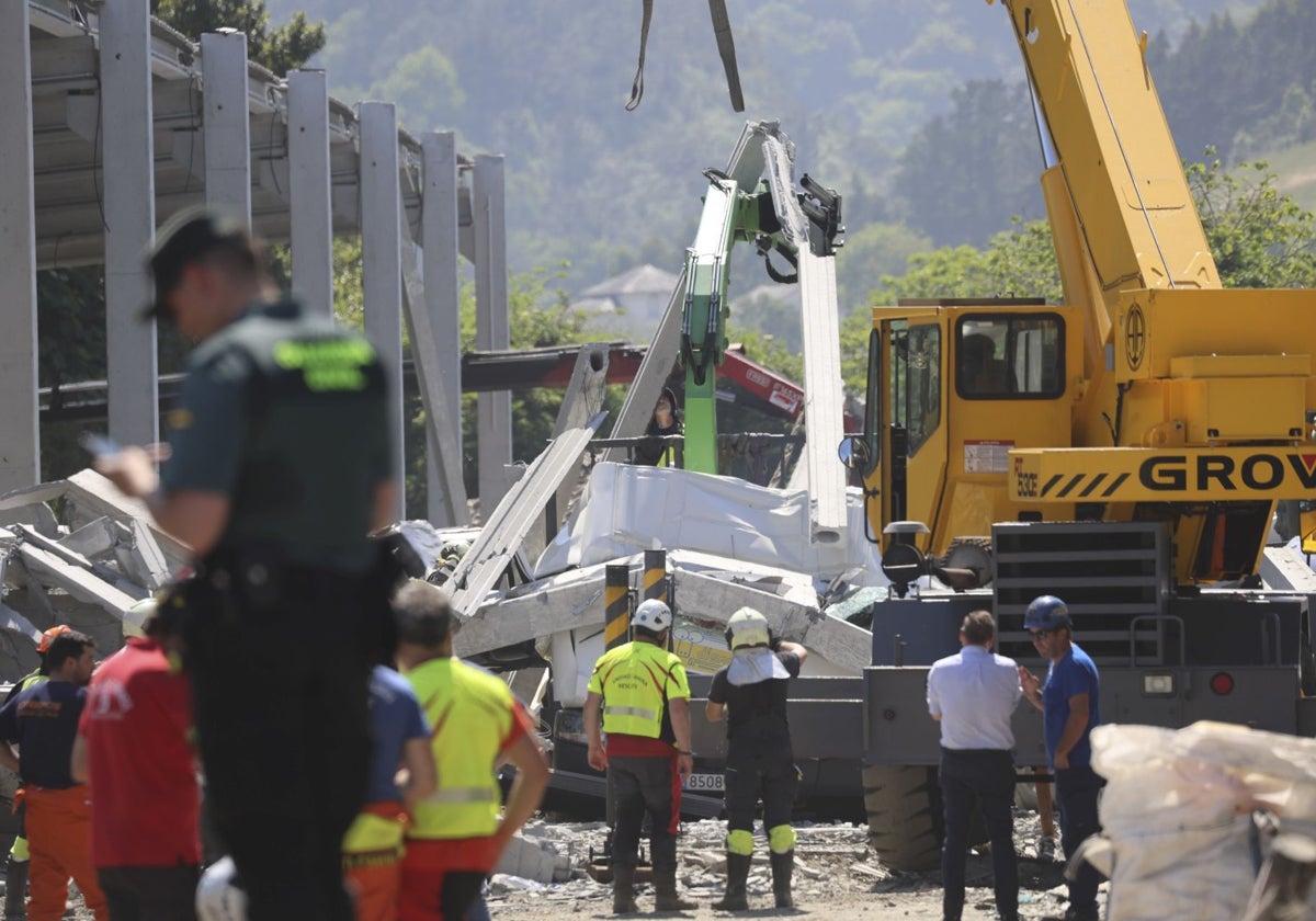 Los equipos de rescate en la ganadería de Coaña en la que se produjo el accidente laboral.