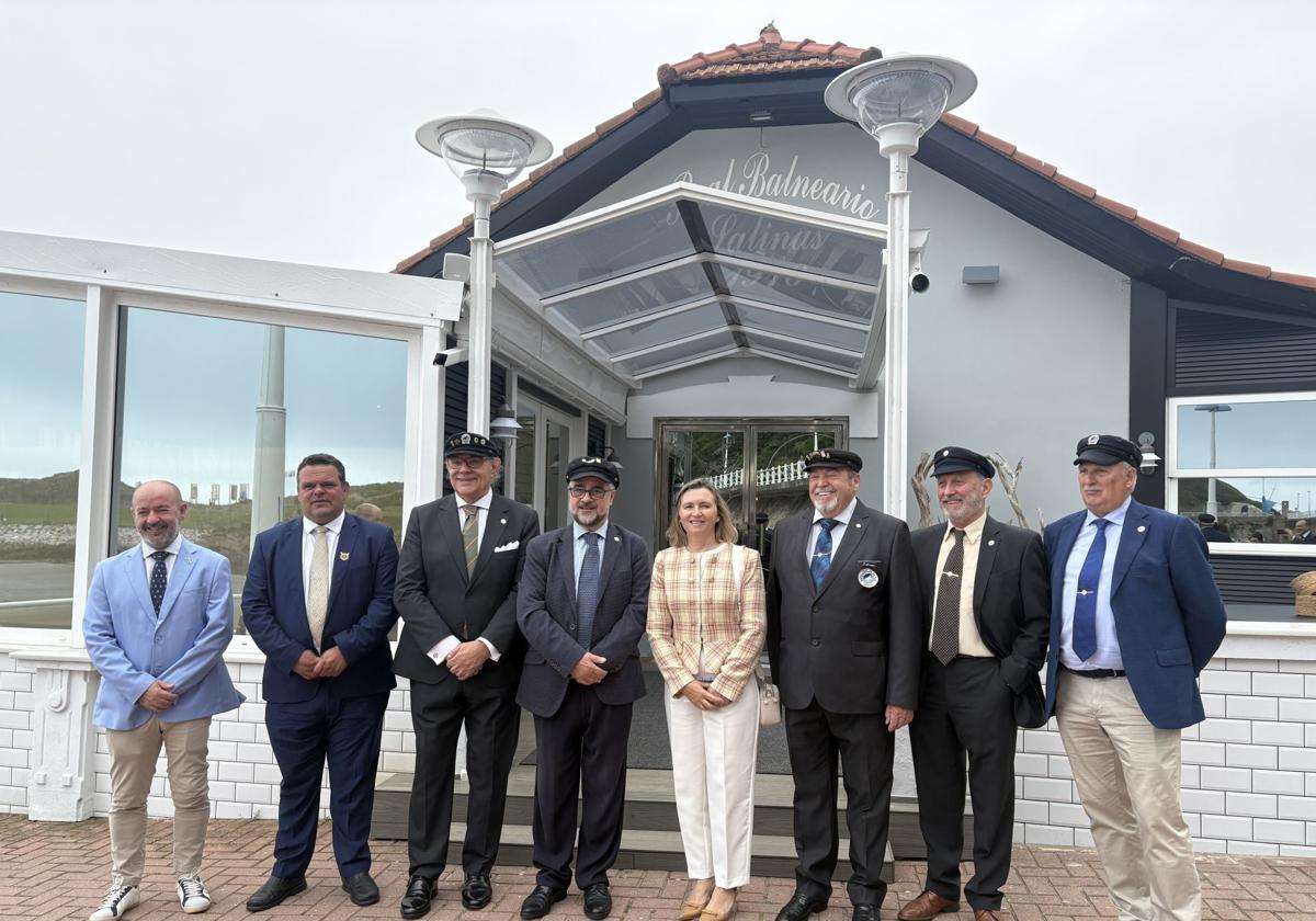 Isabel Artime García recogió en Salinas el galardón Llámpara Natural de la cofradía Buena Mesa de la Mar.