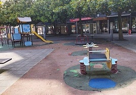 Juegos infantiles en la plaza de El Humedal.