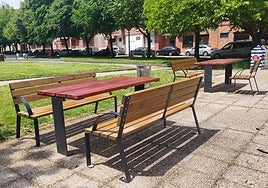 Nuevas mesas de picnic en el parque de Moreda.