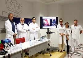 Álvaro González Franco, Francisco López, Miguel Ariza, Lucía García, Marta Clemente y Adrián González, en la presentación de la nueva técnica de ablación de tumores endobronquiales que aplica el HUCA.