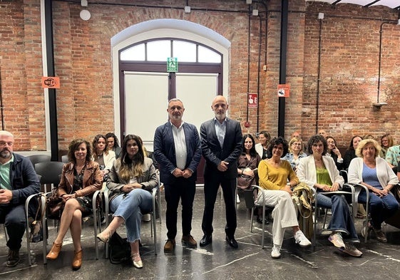 Luis Díaz, director gerente de Gijón Impulsa, y Antonio Corripio, responsable de la empresa Servicios Integrales de Ayuda a Domicilio, en la presentación del proyecto Redeo, este viernes, en el edificio Cristasa.
