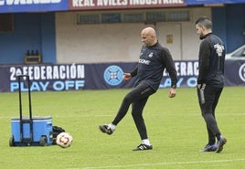 Javi Rozada golpea un balón en un entrenamiento de esta semana en el Suárez Puerta.