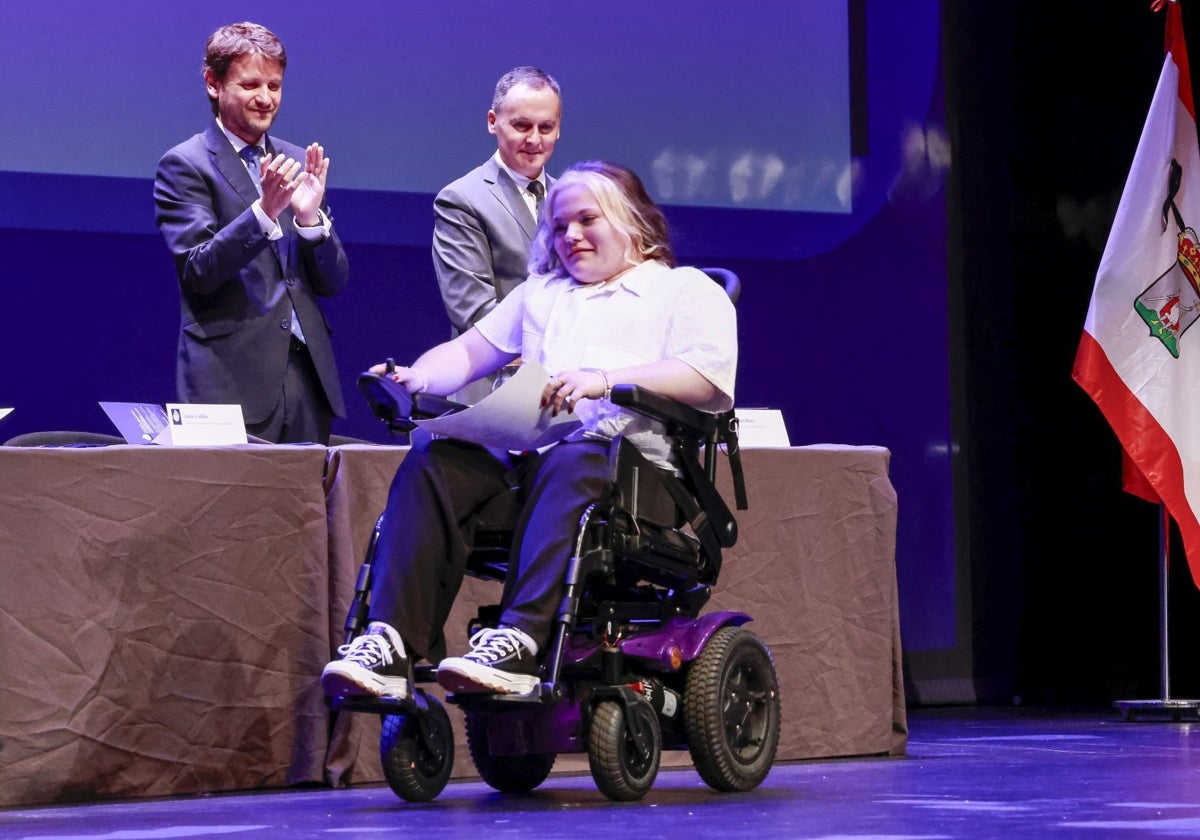 La estudiante Sara Pizarro recibe el premio al esfuerzo personal y la excelencia.