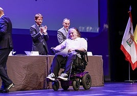 La estudiante Sara Pizarro recibe el premio al esfuerzo personal y la excelencia.