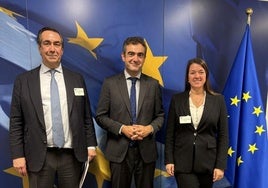 El presidente de Unesid y Acerinox, Bernardo Velázquez; el jefe de gabinete de Teresa Ribera, Miguel Gil, y la directora de Unesid, Carola Hermoso.