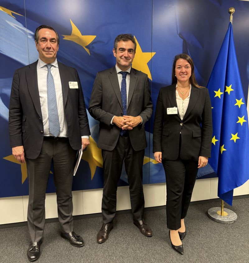 El presidente de Unesid y Acerinox, Bernardo Velázquez; el jefe de gabinete de Teresa Ribera, Miguel Gil, y la directora de Unesid, Carola Hermoso.