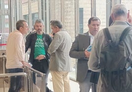 Ovidio Zapico, líder de IU y consejero de Ordenación del Territorio, conversa con Borja Llorente (CCOO) y Cristóbal Puente (UGT).
