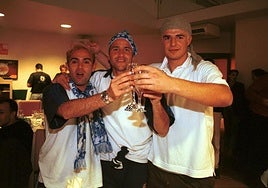 Los exoviedistas Manel y César celebran el título de Liga del Deportivo con el gijonés José Manuel.