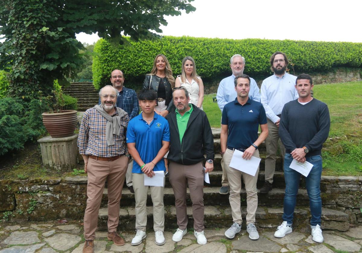 Los premiados posaron en la tradicional foto de familia en la clasura de la prueba del Trofeo EL COMERCIO-ABANCA, en el campo de Castiello.