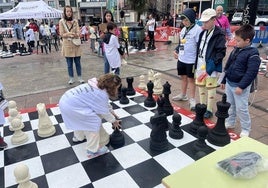 Más de 200 escolares compiten en tableros gigantes de ajedrez en Gijón