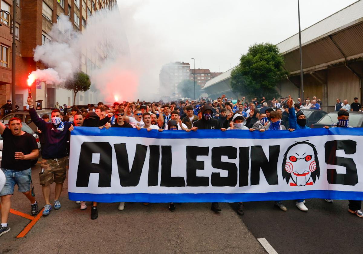 Ambientazo en el Suárez Puerta: la afición del Real Avilés calienta motores