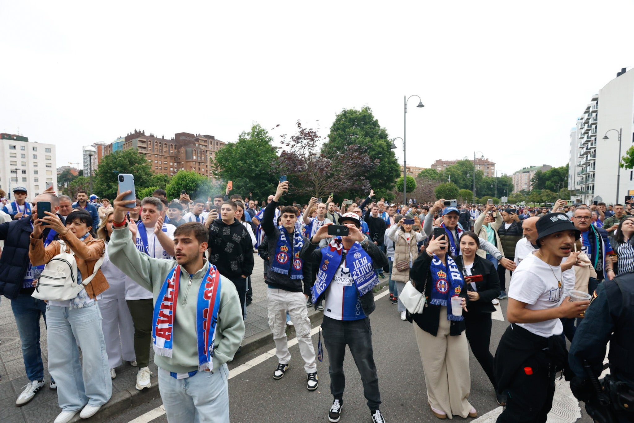 Ambientazo en el Suárez Puerta: la afición del Real Avilés calienta motores