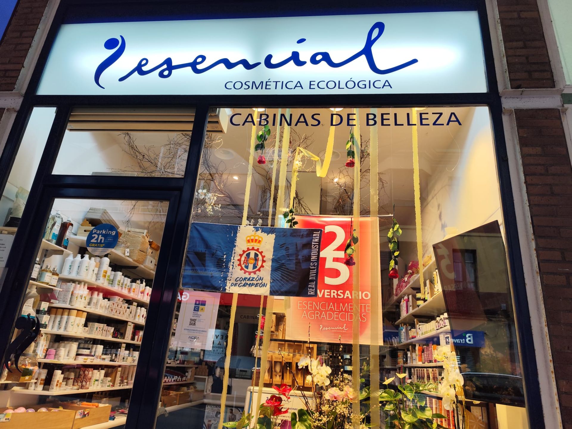 El comercio avilesino se conjura por el ascenso: banderas y pingüinos en apoyo al Real Avilés