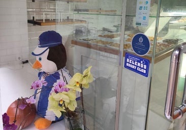 El comercio avilesino se conjura por el ascenso: banderas y pingüinos en apoyo al Real Avilés