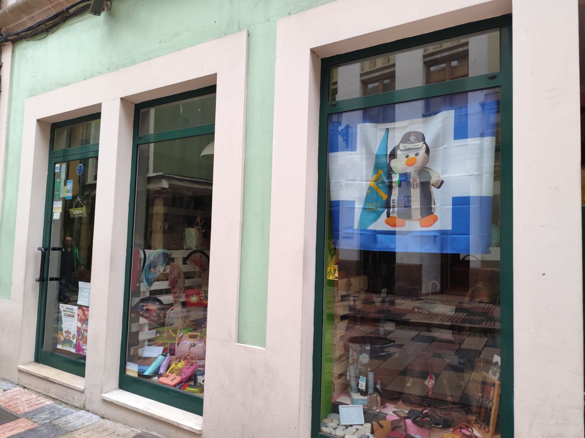 El comercio avilesino se conjura por el ascenso: banderas y pingüinos en apoyo al Real Avilés