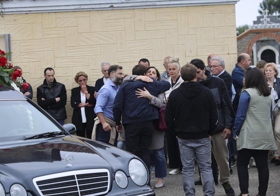 La familia de Pablo González Artime recibe las condolencias de vecinos y amigos ante la iglesia de San Martín de Cardo.