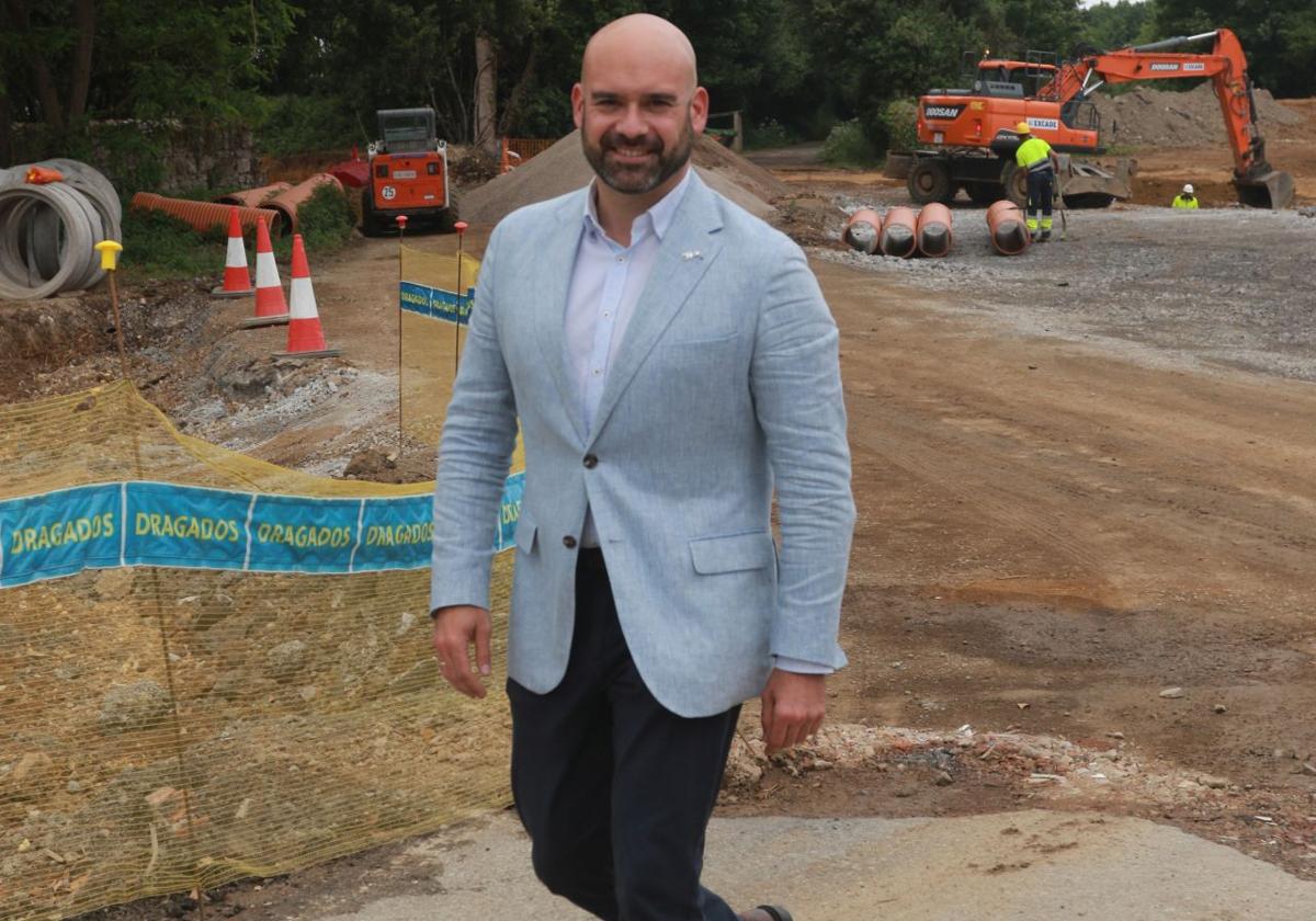 Jesús Martínez Salvador, en la zona de la ampliación del Parque Científico y Tecnológico de Gijón, en la zona de la Pecuaria.